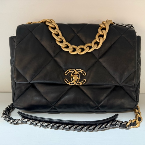 Chanel 19 - Picture 1 of 9